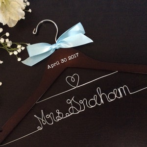 CIntre de mariage PERSONNALISÉ avec date. Cintre de mariage personnalisé,Cadeau de mariée,Cintres de demoiselle d’honneur,Cintre sur mesure,Cintre de mme,Cadeau de douche