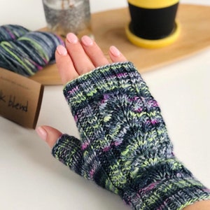 Knit fingerless mitts pattern, pattern how to knit fingerless gloves, knit handwarmers, knitted arm warmers pattern, softknitshome zdjęcie 8