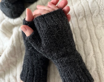 Mitaines en tricot, chauffe-mains en laine d'alpaga gris, manchettes faites main, mitaines d'hiver grises en tricot, softknitshome, chauffe-poignets en tricot