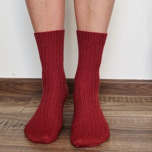 Handstickade merinoullsockor: Stickade benvärmare för kvinnor