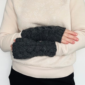 Knit fingerless gloves, knit grey mitts, alpaca wool handwarmers, knitted armwarmers, women's knit wristwarmers, winter mitts zdjęcie 5