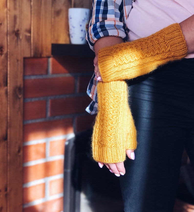 Knit fingerless mitts pattern, pattern how to knit fingerless gloves, knit handwarmers, knitted arm warmers pattern, softknitshome zdjęcie 4