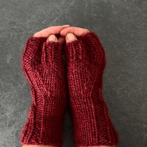 Knit fingerless gloves, red cable mitts, alpaca wool gloves, knitted handwarmers, handknit wristwarmers, softknitshome 画像 3