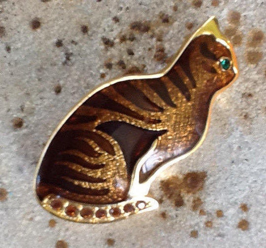 CAT BROOCH~Brown Enameled Tiger Cat~Feline Brooch~Animal Pin~Cat Lovers~Vintage Jewelry~Enamel & Gold Cat Pin~WellMade Brooch~Sitting CatPin