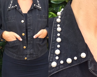 Vintage 1980 Womens small/Medium Black Jean Denim Crop Jacke mit Perlendekoration auf Kragen und Brust und Taille Taschen von Lizwear