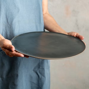 Rustikale handgemachte schwarze Keramikplatte, extra große Servierplatte aus Steinzeug, rundes Tablett aus Keramik, 11-Zoll-Kuchenplatte, Geschenk für Mama