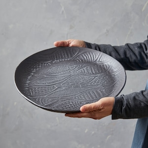 Große schwarze Keramik-Servierplatte mit hohem Rand, 12-Zoll-rundes großes Tablett, strukturierte tiefe Servierplatte, Weihnachtsgeschenk Mom