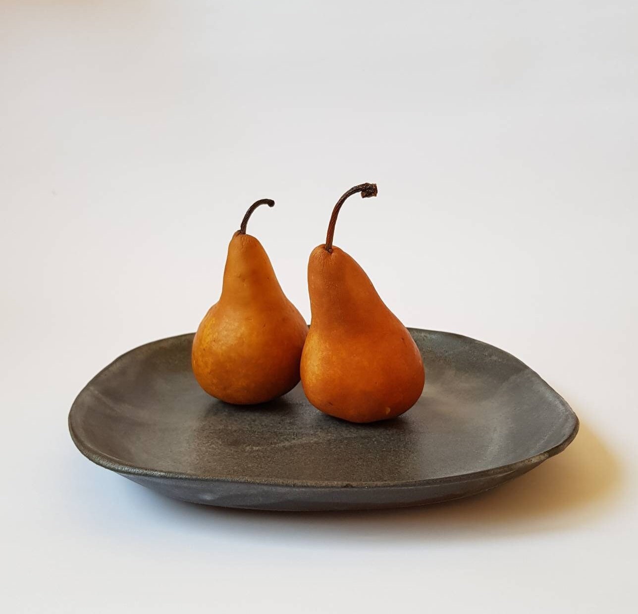 Assiette de Vaisselle Noire, Poterie Wabi Sabi