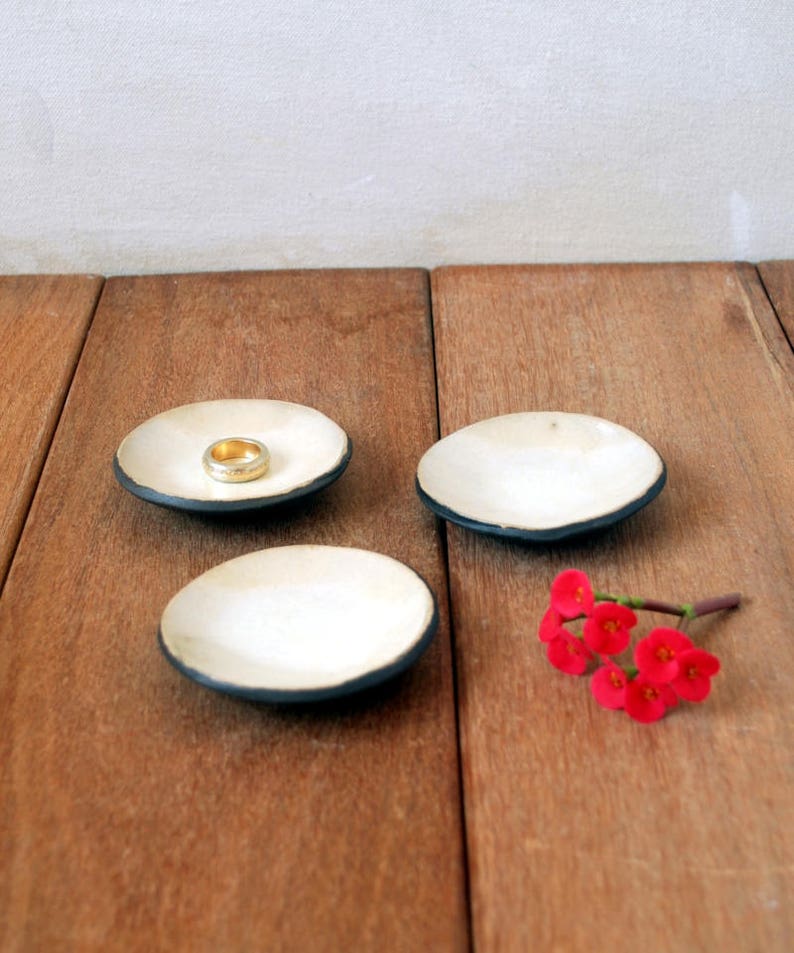 Perfect Gift for Mom Ceramic Ring Holder Ring Holder Dish Ceramic Jewelry Dish Black Clay Unique Ring Dish Pearl Ring Dish