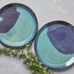 Assiettes plates faites main en céramique, glaçure bleue et sarcelle, ensemble d&#39;assiettes en faïence rustique en grès, vaisselle artisanale moderne, idées cadeau pour hôtesse