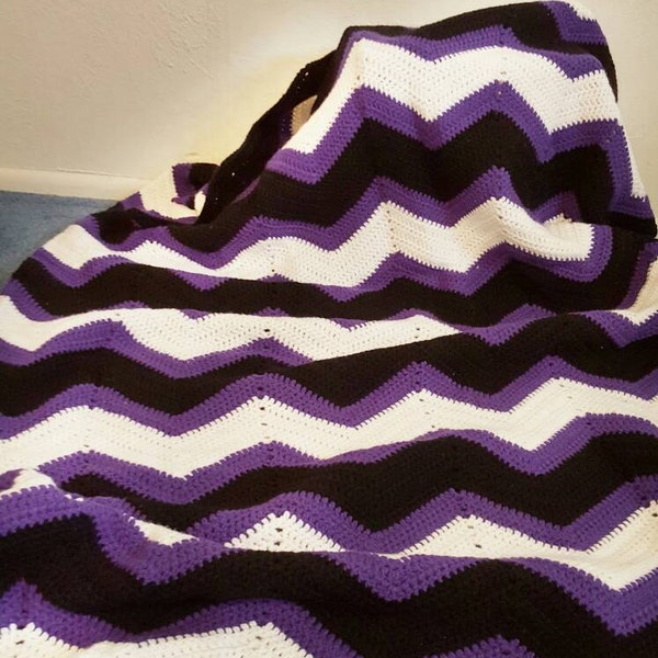 Handmade purple crochet blanket. Crochet throw. Handmade afghan. Crochet afghan. Warm blanket. Couch throw. Chunky crochet. Winter blanket.