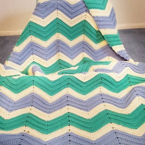 Blaue Petrol und weiße Häkeldecke. Gehäkelter Überwurf. Gehäkelte Decke. Handgemachter Afghane. Gehäkelter Afghane. Chevron Decke. Hochzeitsgeschenk