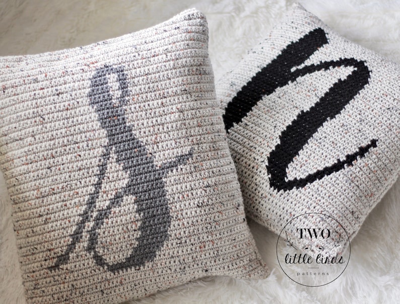 Mönster för virkat monogramkudde, personlig virkad heminredning, handledning för virkat monogram, bröllopspresentidé, BRIXTON MONOGRAMKUDDE bild 1