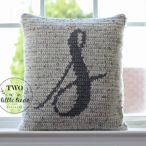 Mönster för virkat monogramkudde, personlig virkad heminredning, handledning för virkat monogram, bröllopspresentidé, BRIXTON MONOGRAMKUDDE bild 5
