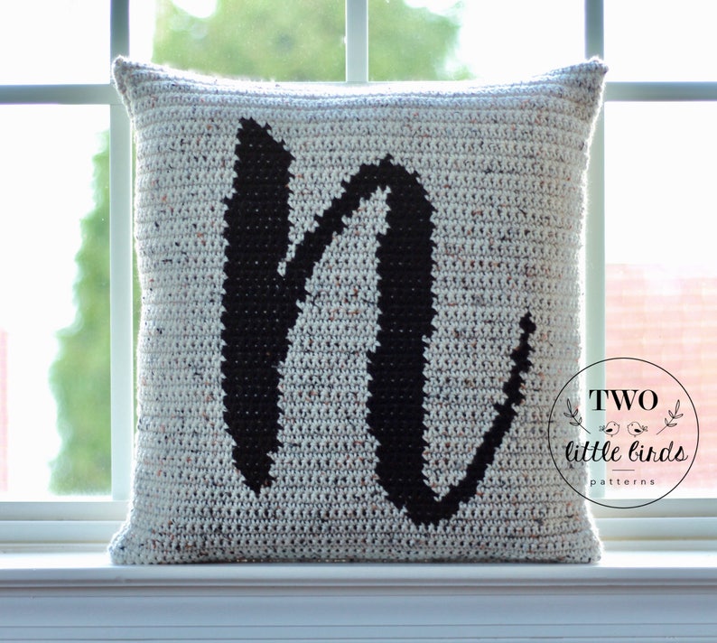 Mönster för virkat monogramkudde, personlig virkad heminredning, handledning för virkat monogram, bröllopspresentidé, BRIXTON MONOGRAMKUDDE bild 2