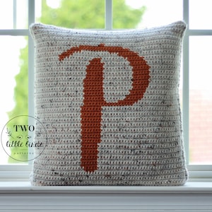 Mönster för virkat monogramkudde, personlig virkad heminredning, handledning för virkat monogram, bröllopspresentidé, BRIXTON MONOGRAMKUDDE bild 4