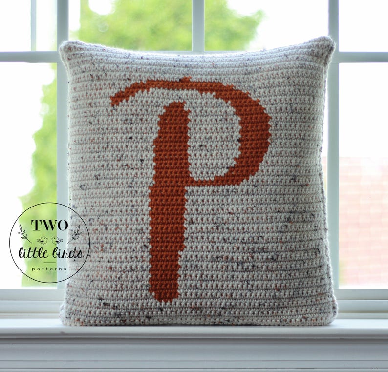 Mönster för virkat monogramkudde, personlig virkad heminredning, handledning för virkat monogram, bröllopspresentidé, BRIXTON MONOGRAMKUDDE bild 4