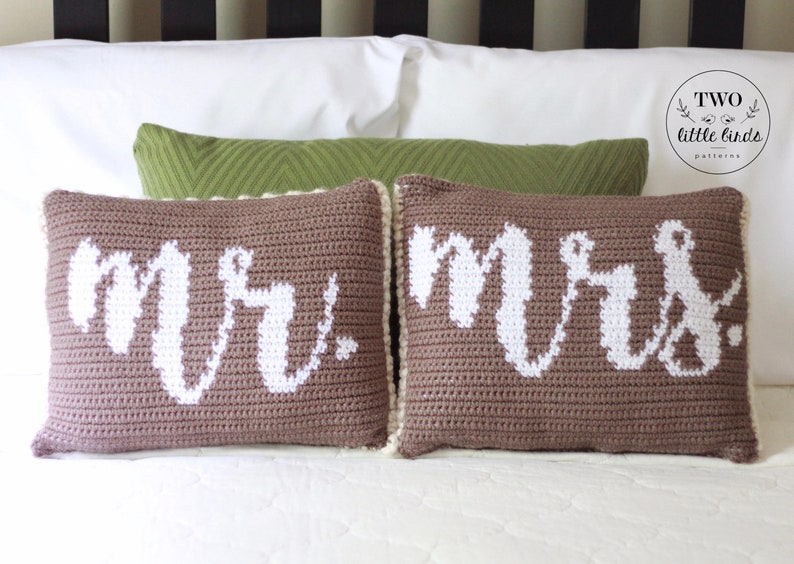 Op de afbeelding: Twee bruine gehaakte kussens met witte letters. De kussens spellen "Mr." en "Mrs."