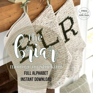 Puede incluir: Dos calcetines de crochet beige con letras verdes que deletrean "the briar" y "R" colgados de una repisa de madera. El texto "FULL ALPHABET INSTANT DOWNLOAD" está debajo de los calcetines.