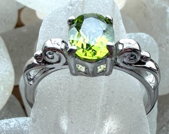 Anillo de peridoto verde brillante de 2 quilates, talla 7 de EE. UU., plata de ley #RS02
