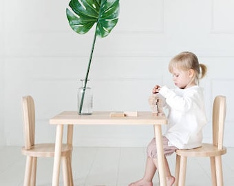 Children's table and 2 chairs / natural wood / chaise pour enfants / Stuhl für Kinder