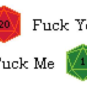 Op de afbeelding: Een rode twintigzijdige dobbelsteen met het getal 20 erop en een groene twintigzijdige dobbelsteen met het getal 1 erop. De tekst "Fuck You" staat boven de rode dobbelsteen en de tekst "Fuck Me" staat onder de groene dobbelsteen.