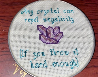 "Lustiges Kristall Kreuzstichmuster - ""Any Crystal Can Repel Negativity"" mit Amethyst."