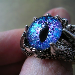 Gothic Steampunk Fantasy - Silberkrallen Ring - Katze - Drachenauge - Blau Lila Teal Himmel - Dramatisches Glow in the Dark - Rave - Farbwechsel