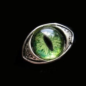 Gothic Steampunk Fantasy - Silver Swirl Ring - Cat Dragon Eye - Green orange gold emerald - Dramatic Glow in the dark - Color Shift