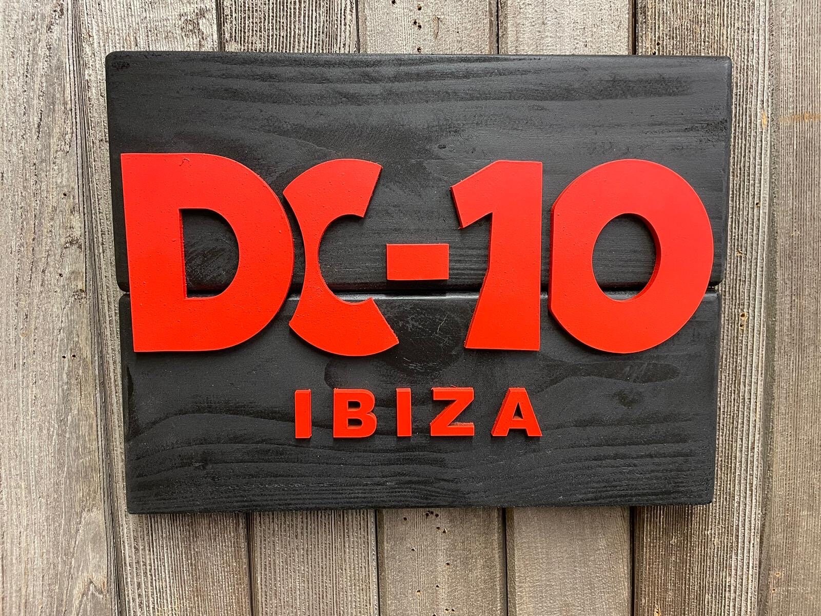 DC10 Logo sign