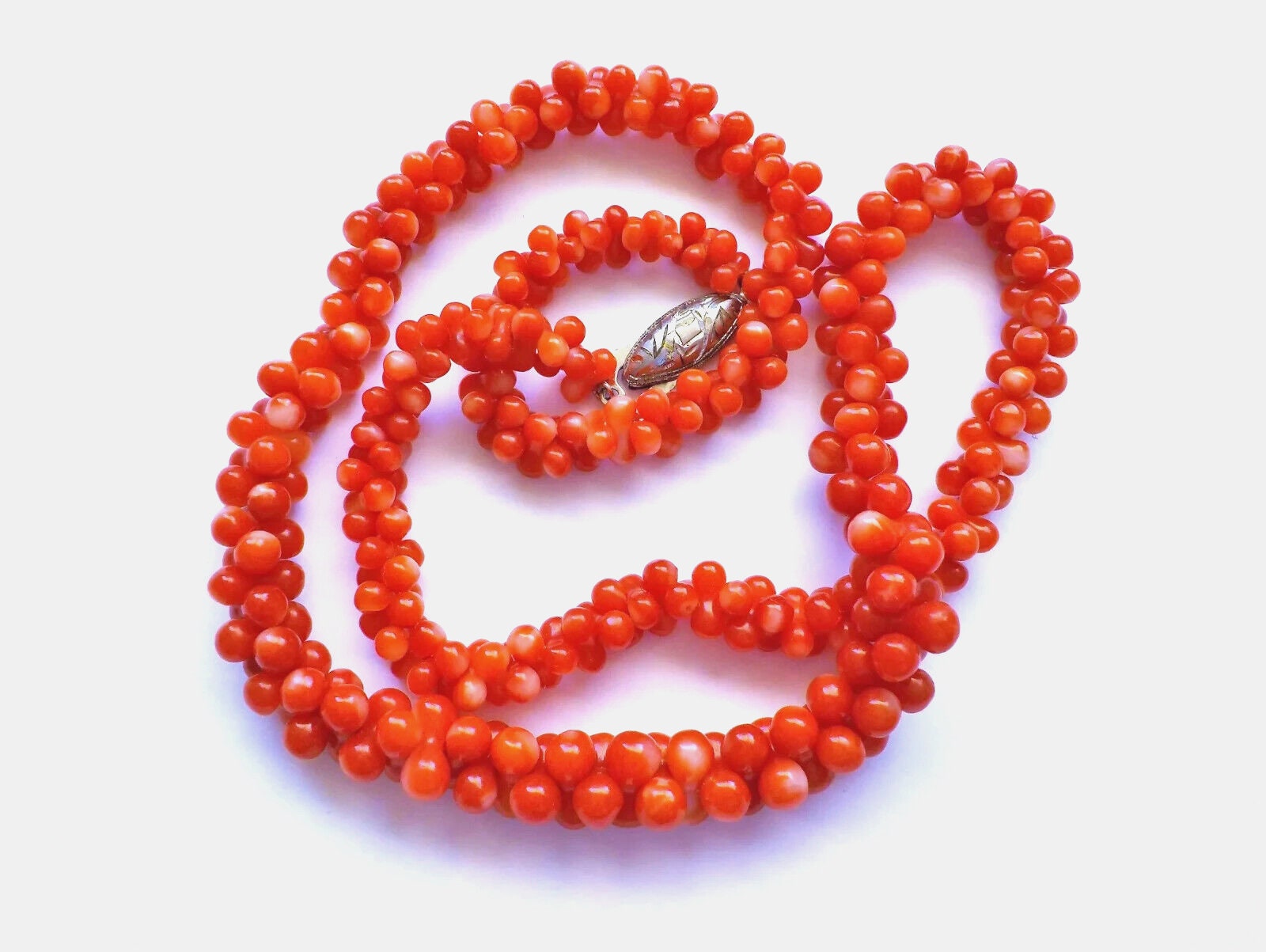 1930年代のヴィンテージ、鮮やかな赤珊瑚の編み込みチョーカー