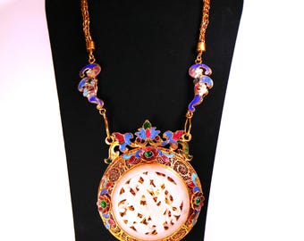 Collana antica cinese con pendente in nefrite bianca e filigrana d'oro, con ciondolo a forma di grasso di montone.