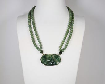 Collana a due fili vintage cinese con ciondolo in nefrite verde intagliata in oro 10 carati.