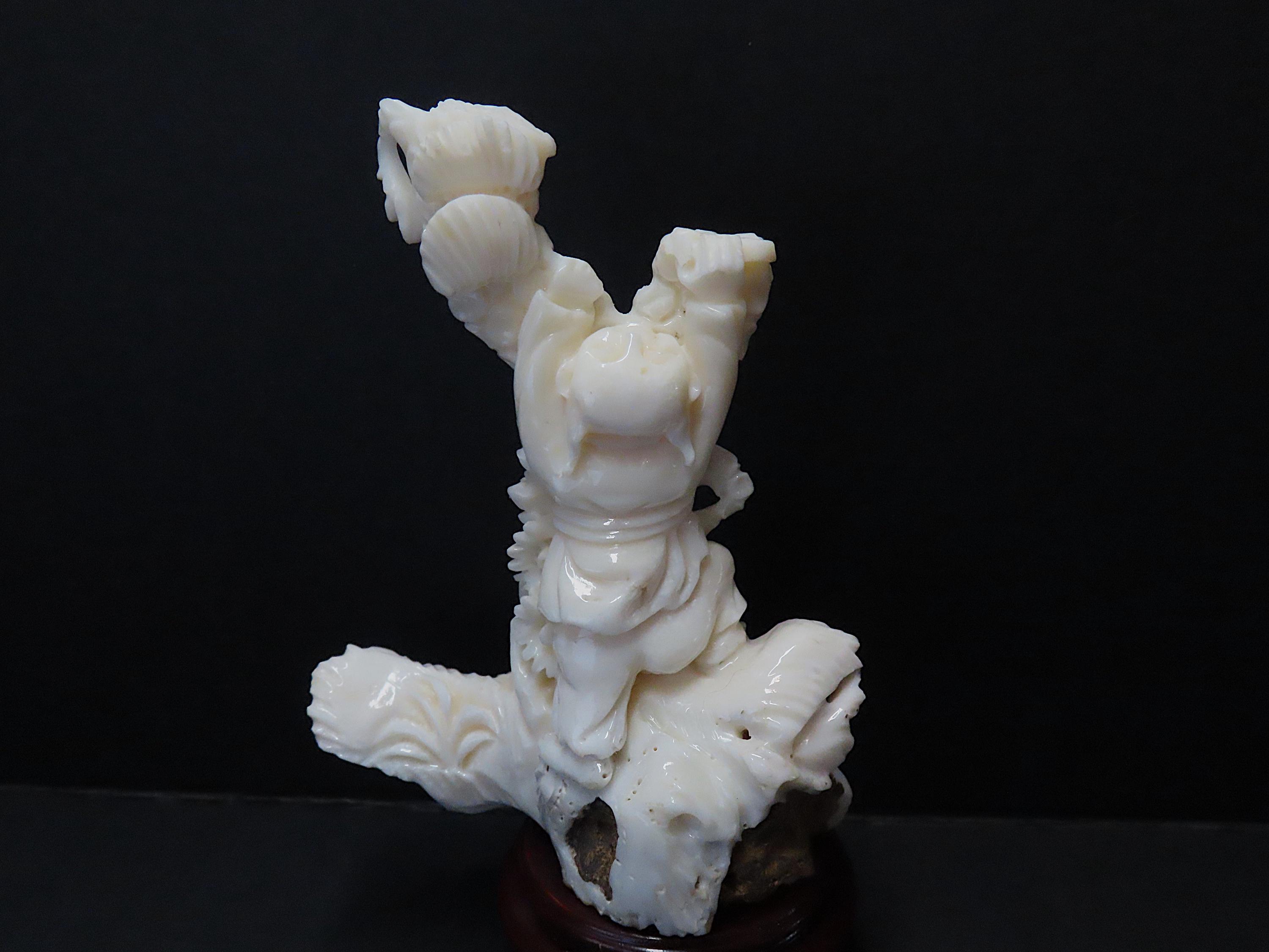 ヴィンテージの中国彫刻、珊瑚の木に登る白い珊瑚の子供の像 - Etsy 日本