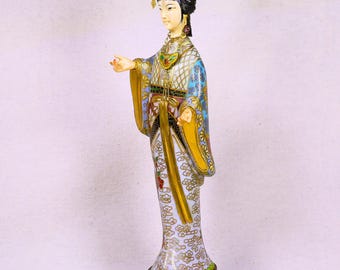 Antica statuetta cinese in cloisonné della dinastia Qing raffigurante una donna con testa e mani intagliate e gioielli.