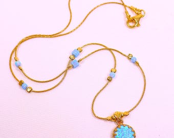 Collana con ciondolo a serpente in argento sterling placcato oro blu e opale blu, con catena a serpente e opale.