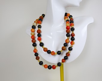 Collar antiguo chino de jadeíta rojiza con baño de oro y cuentas de 76 cm de largo.