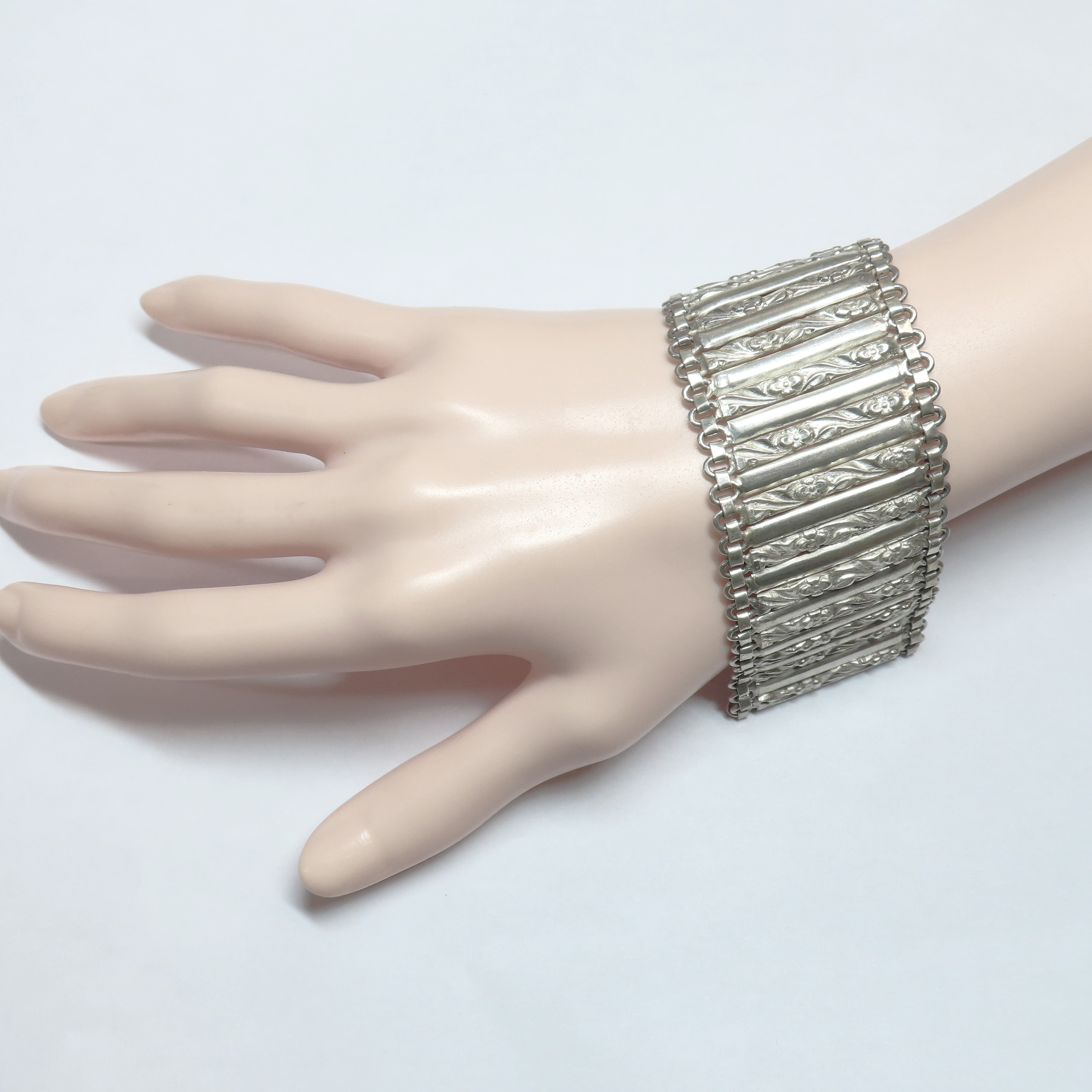 ヴィンテージフローラルレプッセスターリングシルバーカフブレスレット ヴィンテージフローラルレプッセスターリングシルバーカフブレスレット