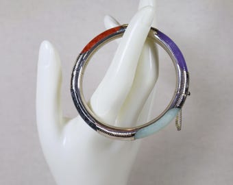 Bracciale vintage cinese degli anni '70 in argento sterling con giada lavanda, rosso, verde e nero, con chiusura a cerniera.