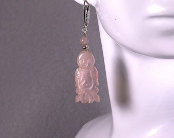 Orecchini vintage cinesi in argento sterling con figura di bambino intagliata in quarzo rosa.