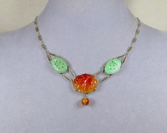 Collana con pendente a catena a maglie in argento sterling con giada intagliata e corniola, in stile Art Déco cinese.