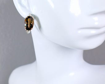 Orecchini vintage cinesi in argento sterling con quarzo fumé marrone sfaccettato e chiusura a scatto.