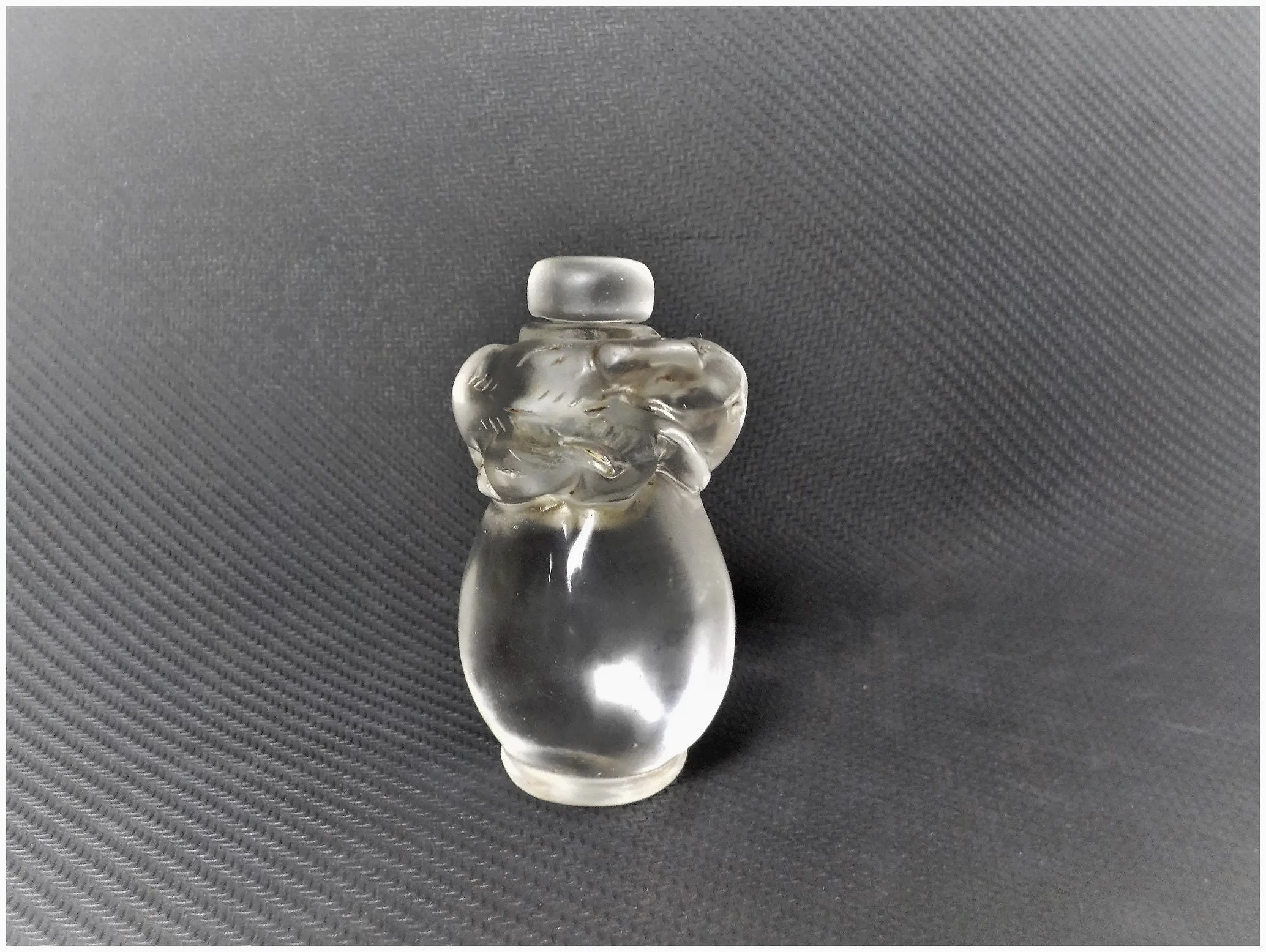 中国　スナッフボトル ヴィンテージの中国製彫刻入り透明ロッククォーツクリスタル