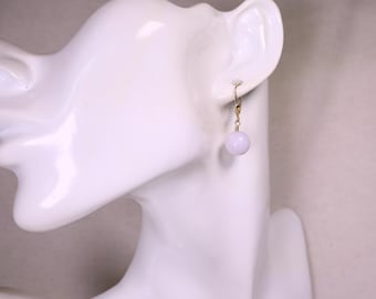 Orecchini pendenti vintage in giada lavanda e oro giallo 14 carati con chiusura a leva.