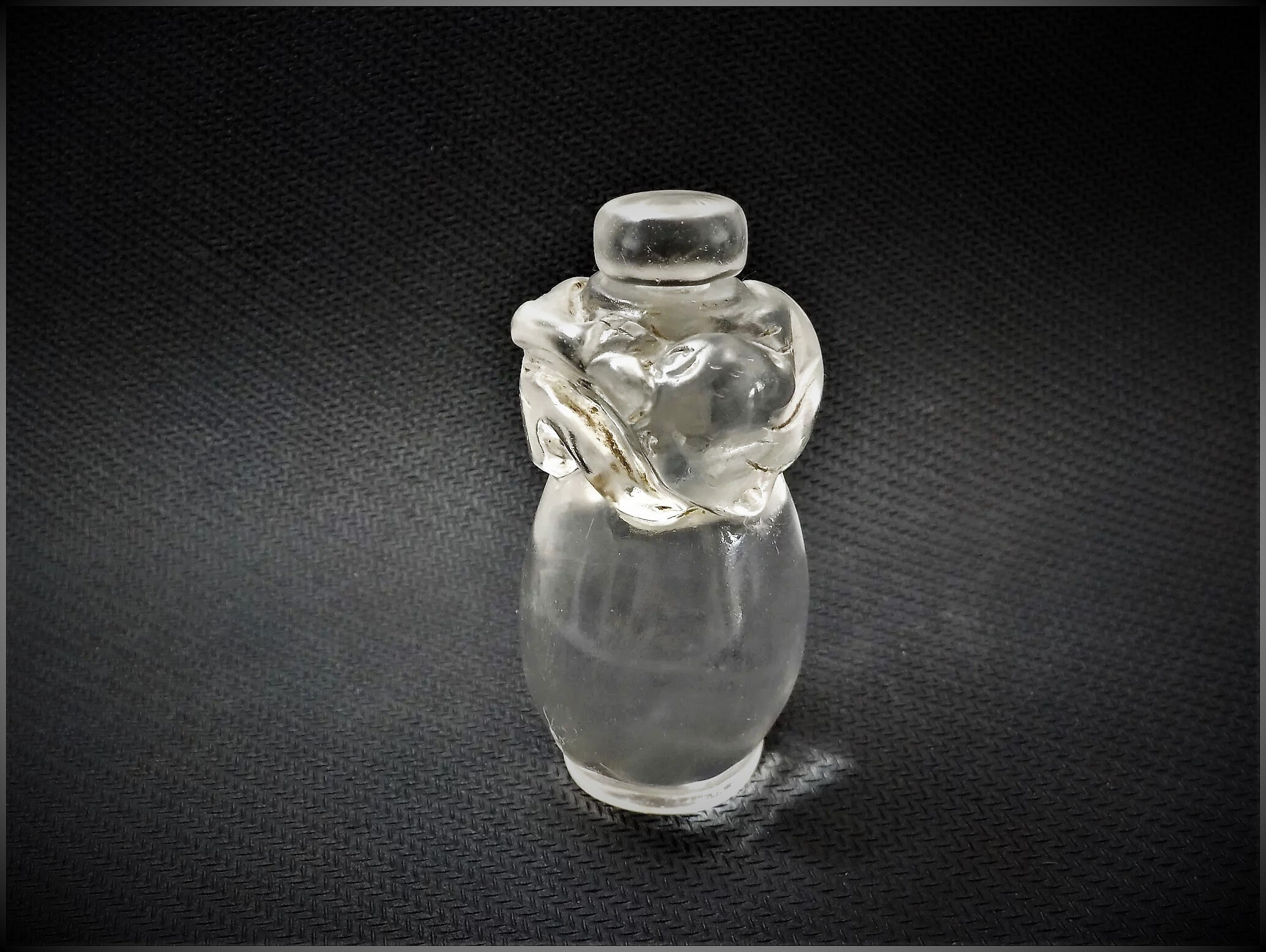 中国　スナッフボトル ヴィンテージの中国製彫刻入り透明ロッククォーツクリスタル