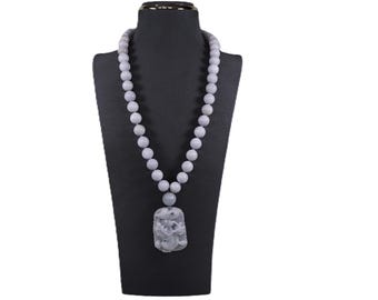 Collana vintage con perline di giada lavanda e ciondolo a forma di drago in giada lavanda intagliata.