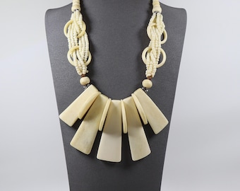 Collana elegante in stile bavaglino, vintage Art Déco, intagliata a mano, con anelli e perline.