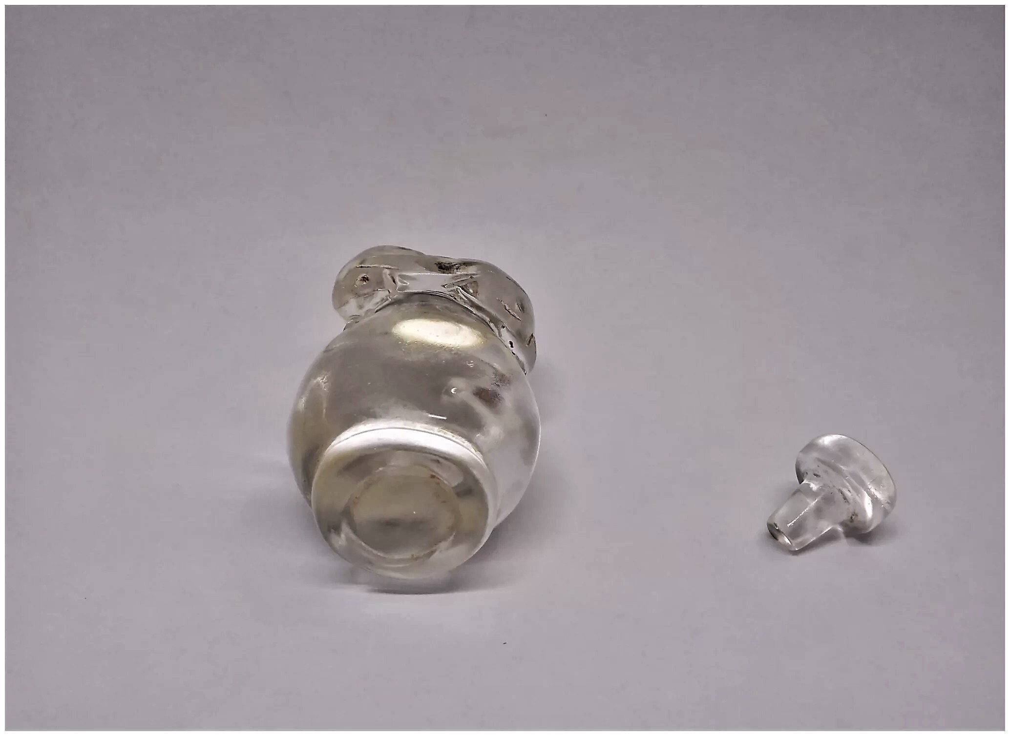 中国　スナッフボトル ヴィンテージの中国製彫刻入り透明ロッククォーツクリスタル