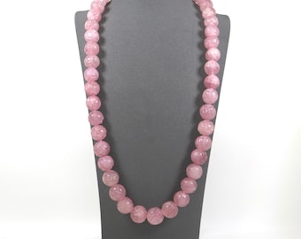 Collana vintage cinese Art Déco con perline di quarzo rosa rosa scuro intagliate a mano, lunghezza 71 cm.