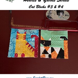 Puede incluir: Dos bloques de gato hechos con papel de patchwork, uno amarillo y otro negro, con un fondo verde, naranja y blanco. Los bloques están sobre una mesa de máquina de coser roja. El texto "Hearts & Yards Series Cat Blocks #3 & #4" está por encima de los bloques. El texto "www.ScarlettRose.com ScarlettRoseCeltic.etsy.com" está por debajo de los bloques.